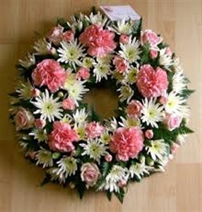 Round Wreath in White and Pink Sims